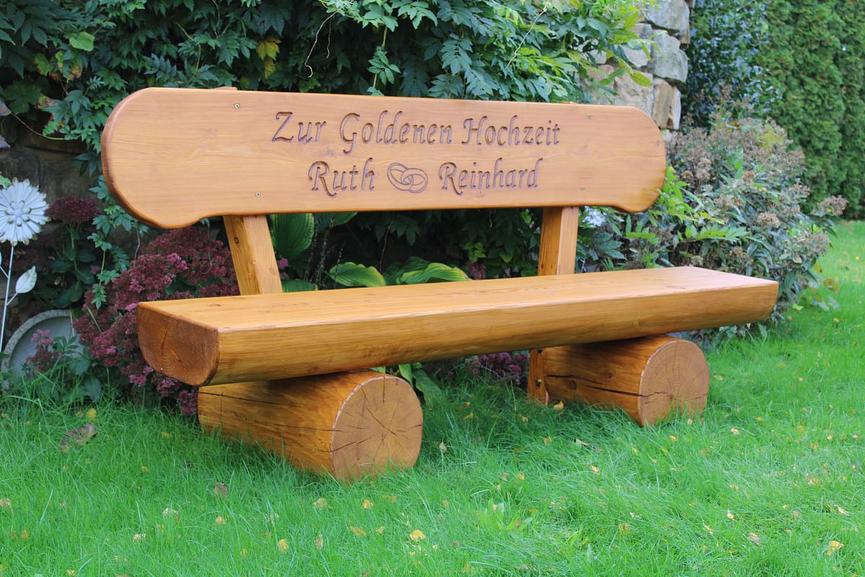 Bild 6 Baumstamm Gartenbank mit Gravur. Jubiläumsgeschenk. Rentners Geschenk.