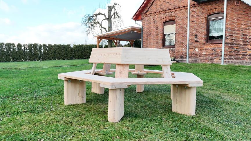 Bild 9 Gartenlaube. Holzbank. Überdachte Gartenmöbel.