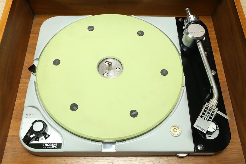 Bild 1 Thorens TD 124 MK II Plattenspieler im Case