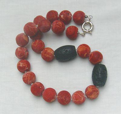 Bild 5 Edelsteinkette, Schaumkoralle mit Lava Einlagen