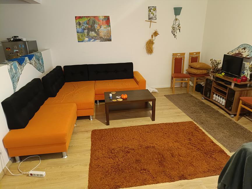 Bild 2 Oranges Sofa