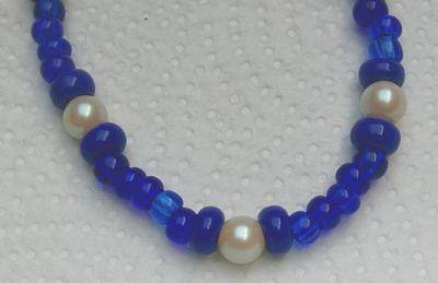 Bild 3 Longkette, blauer Rocaille mit Perleneinlage