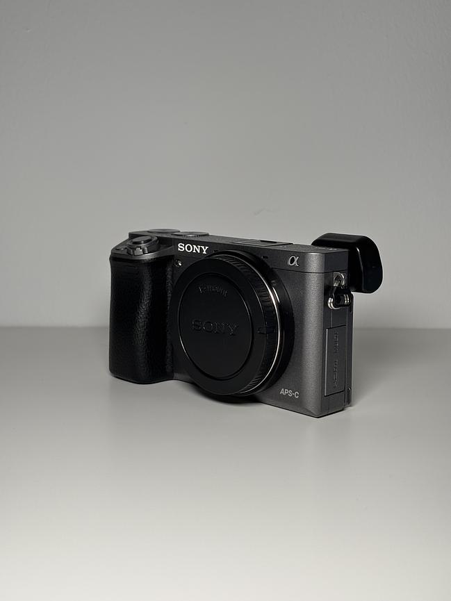 Bild 1 Verkaufe Sony Alpha 6000 Systemkamera, graphitgrau, neuwertig, Zubehörset