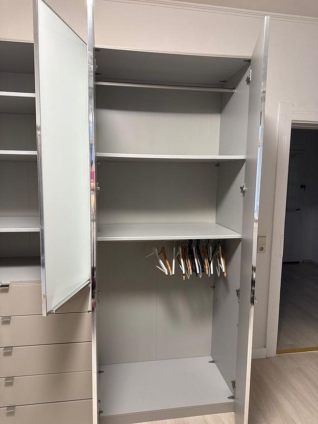 Bild 4 Schlafzimmer Kleiderschrank