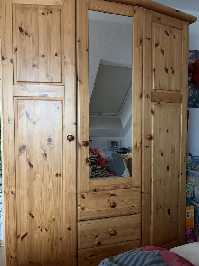 Bild 1 Kleiderschrank