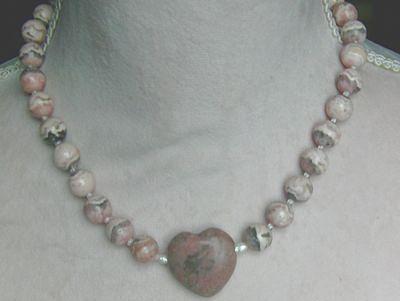 Bild 5 Rhodochrositkette mit eingefassten Rhodochrositherz