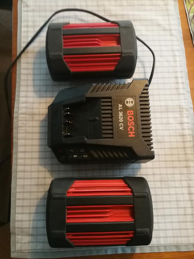 Bild 1 Gartengeräte: 2 x Akku 36V für Rasenmäher Bosch Rotak 34 LI inkl. Ladegerät 150