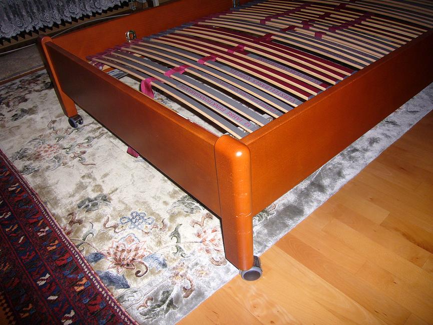 Bild 3 Massivholz-Bett, Lattenrost, Matratze, alles 1.Qualität 70 € 
