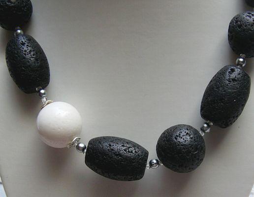 Bild 3 elegante Lavakette mit weitlich eingefasster weisser Koralle