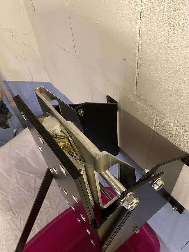 Bild 3 Dosenpresse, PET -Flaschenpresse, robuste Ausführung, Wandmontage