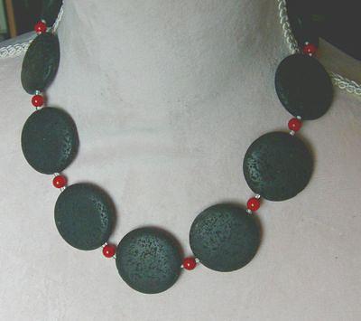 Bild 6 Lavakette mit roten Korallenperlen