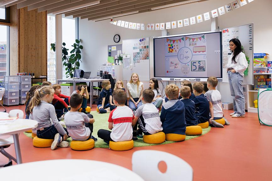 Bild 1 Pädagogische Fachkraft im Nachmittagsprogramm
