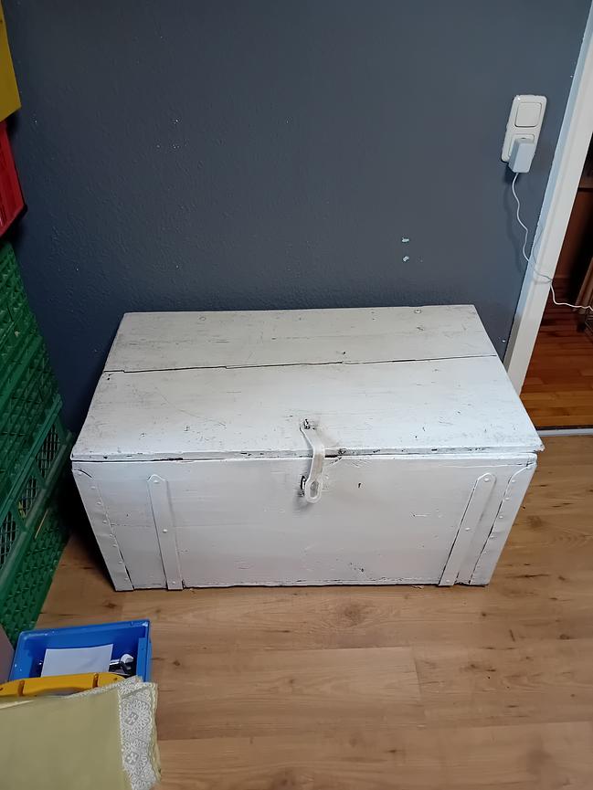 Bild 2 Holzkiste Alt Weiß 96 mal 59 mal 54 cm für 25 Euro