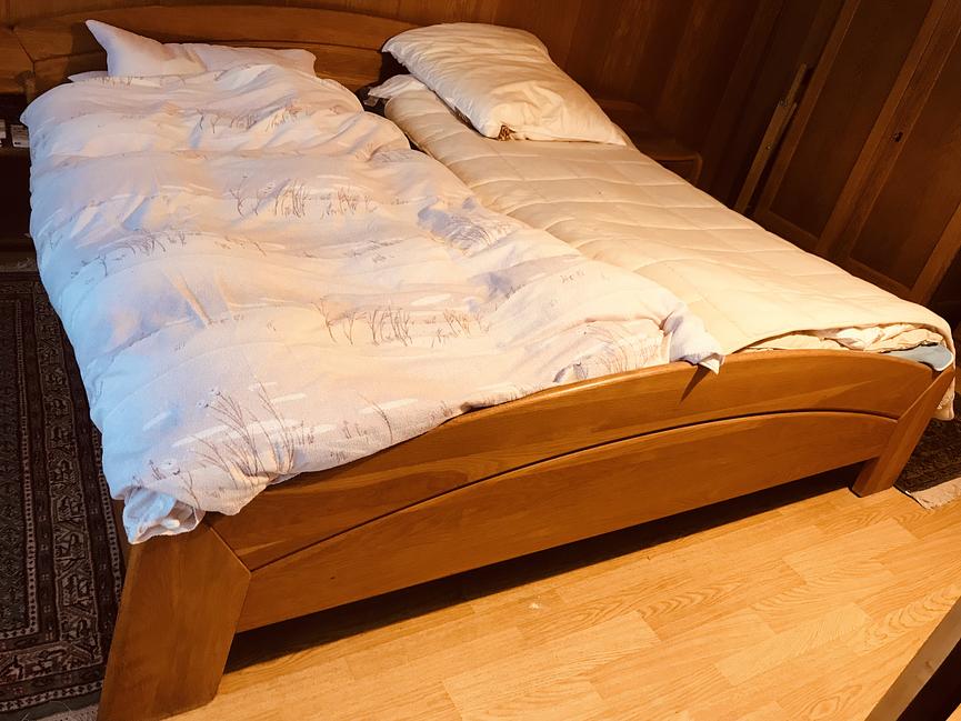 Bild 1 massives Doppelbett 2mx2m mit Nachtschränkchen