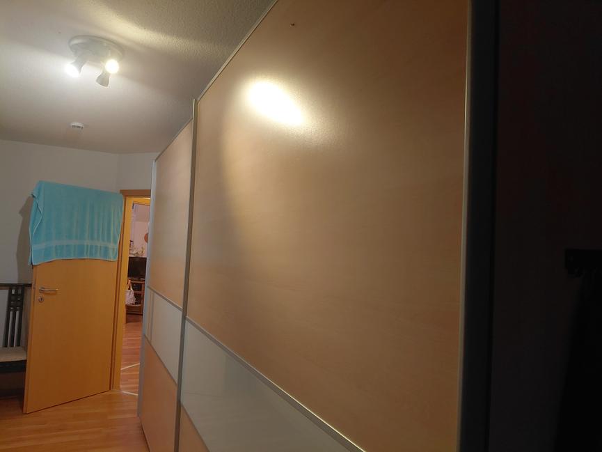 Bild 1 Kleiderschrank aus Holz