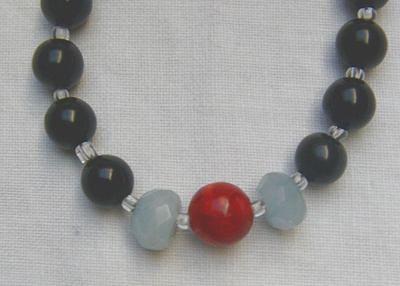 Bild 4 Edelsteinkette mit den Onyx, den Aquamarin und die Koralle