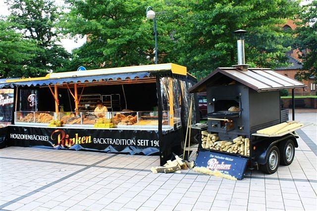 Bild 1 Verkauf von duftenden Backwaren auf dem Wochenmarkt am Pferdemarkt