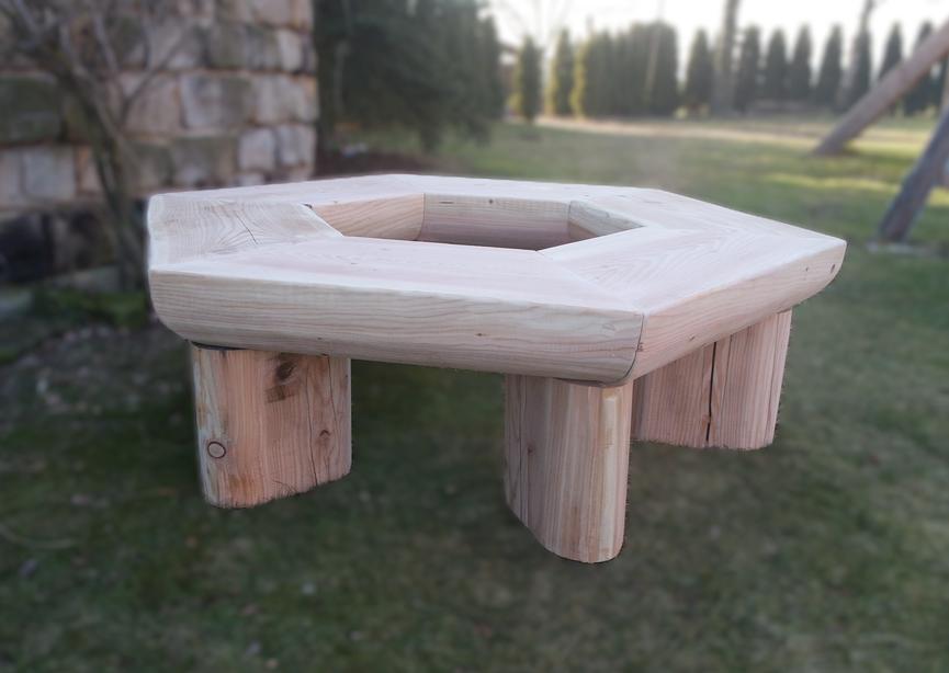 Bild 5 Eine massiv gefertigte Garten- oder Baumbank mit individueller Gravur