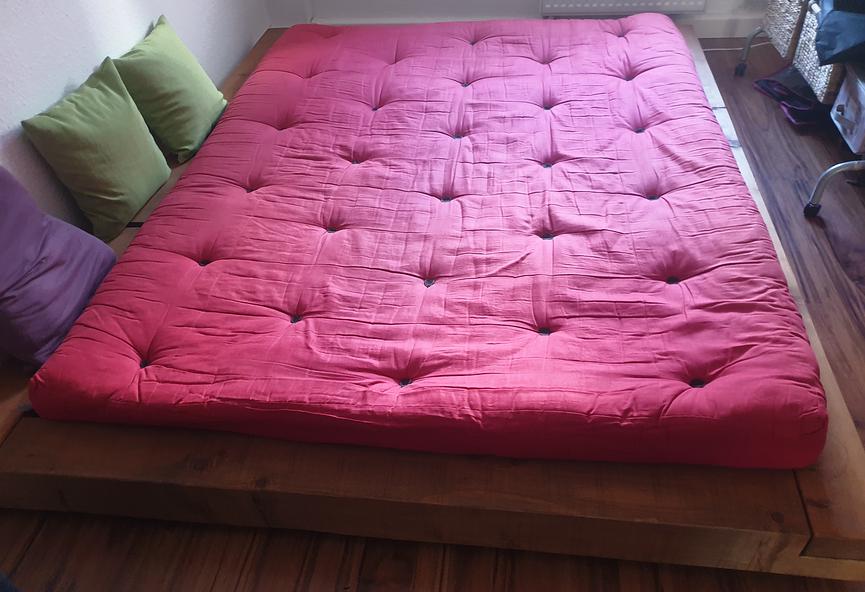 Bild 3 Handgefertigtes Balkenbett aus Massivholz