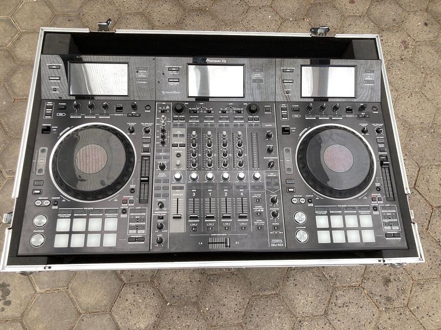Bild 3 Pioneer DDJ-RZX Mixer/Controller mit Case