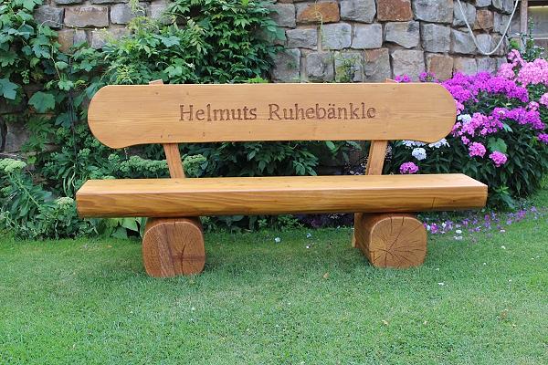 Bild 4 Gartenbank aus Baumstamm mit Gravur. Hochzeitsgeschenk.