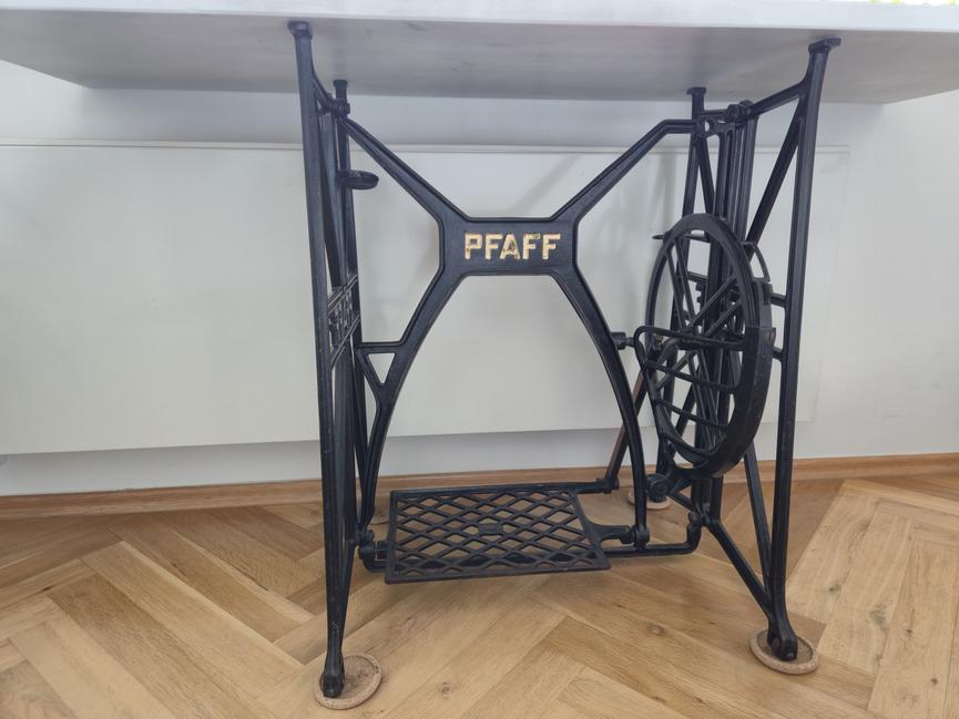 Bild 2 zu verschenken: Tisch aus altem Pfaff-Nähmaschinen-Untergestell und Holzbrett