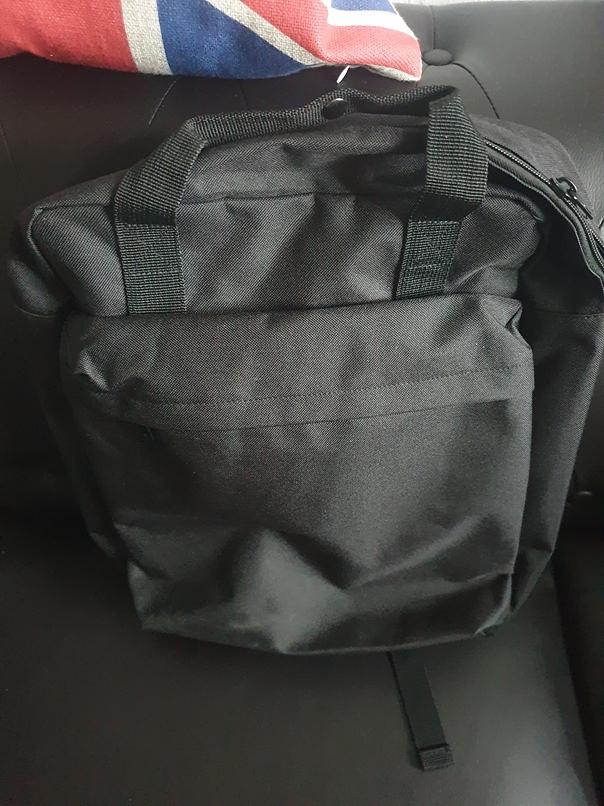 Bild 2 kleiner schwarzer Rucksack