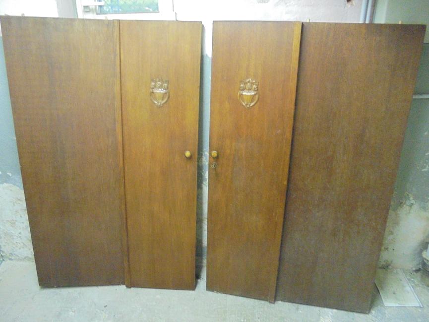 Bild 1 Antiker Vollholz-Kleiderschrank zum Zusammenstecken mit Spiegel für 180 Euro