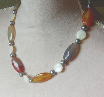 Bild 2 Edelsteinkette mit Achaten, Perlmutt und Perlen