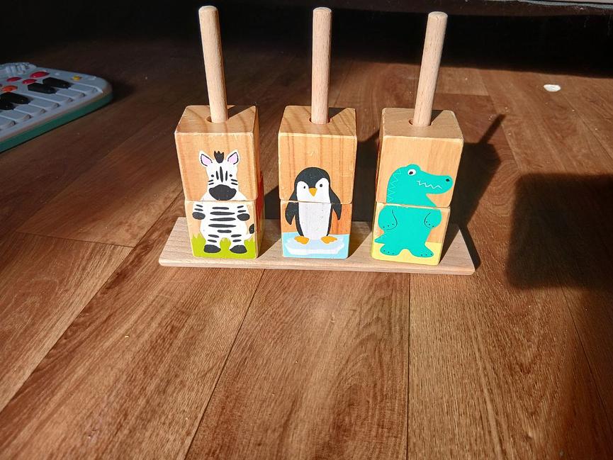 Bild 31 Kinder Klamotten unter ein 1zu verkaufen und ein großen Karton mit Kinder Spielz