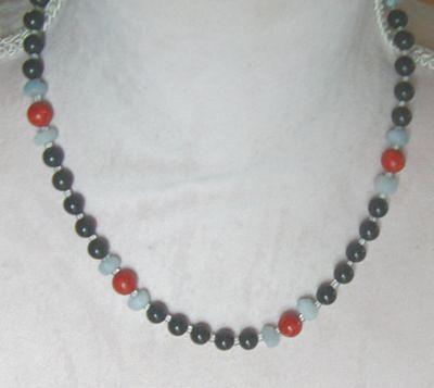 Bild 5 Edelsteinkette mit den Onyx, den Aquamarin und die Koralle