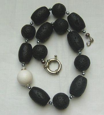 Bild 5 elegante Lavakette mit weitlich eingefasster weisser Koralle