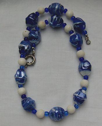 Bild 3 Halskette mit blau-weisseb Perlmutt und weissen Lava