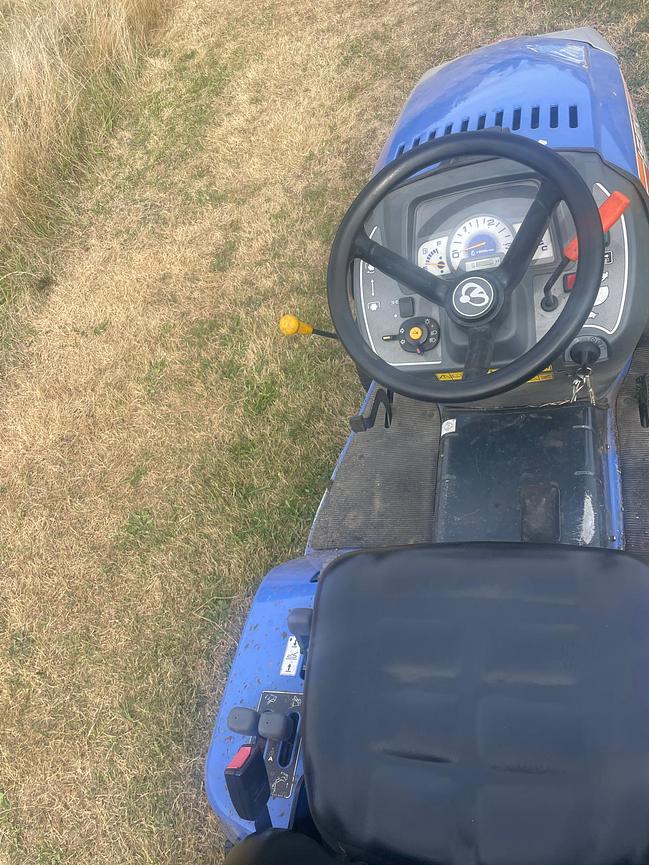 Bild 1 Verkaufe Rasentraktor ISEKI SXG323 (gut in Schuss, frisch gewartet)