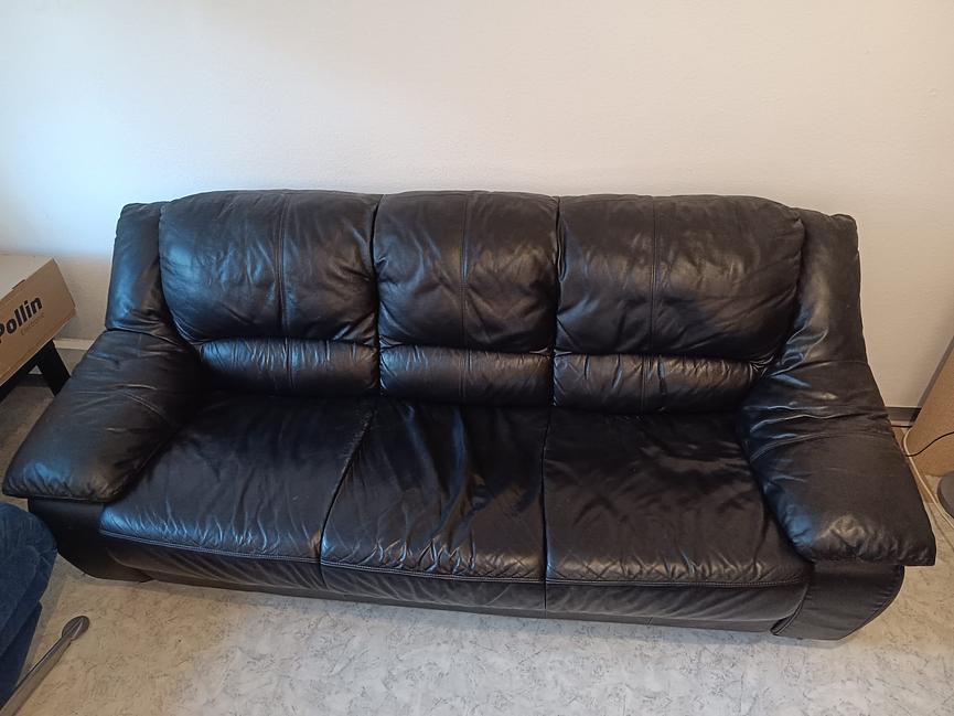 Bild 1 Schwarzes 3-Sitzer Sofa in gutem Zustand – 50 € – Selbstabholung