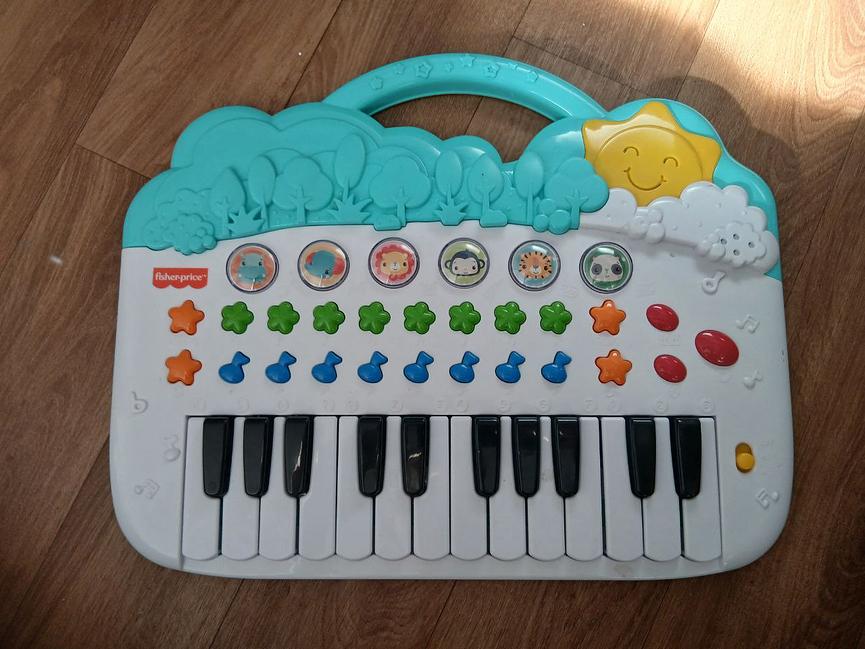 Bild 17 Kinder Klamotten unter ein 1zu verkaufen und ein großen Karton mit Kinder Spielz