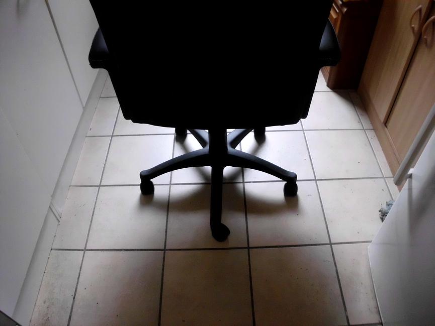 Bild 3 gebe eine sehr schönen schwartzen leder büro stuhl ab nur für 18euro