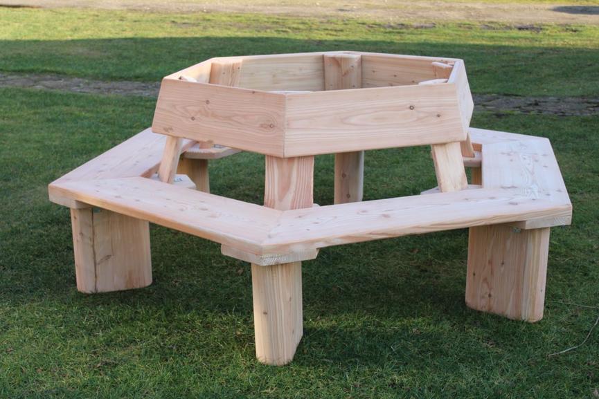 Bild 1 Eine massiv gefertigte Garten- oder Baumbank mit individueller Gravur