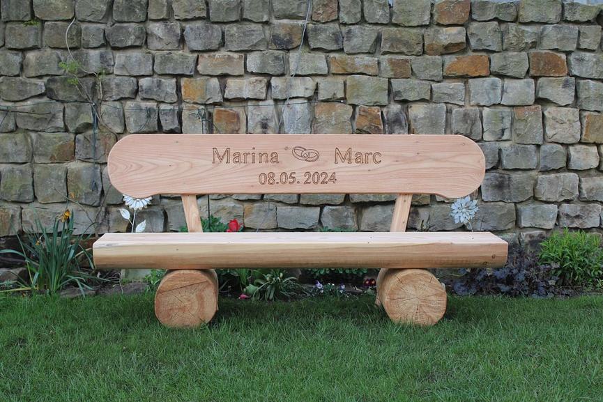 Bild 6 Baumstammbank mit Armlehne. Gartenbank mit Gravur. Hochzeitsgeschenk.