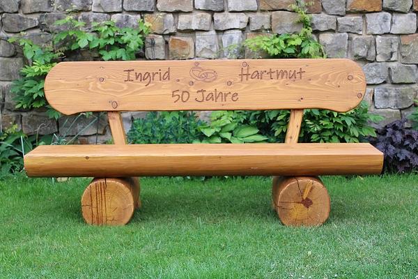 Bild 8 Überdachte Sitzgarnitur. Holzmöbel. Gartenlaube.