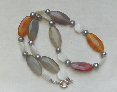 Bild 5 Edelsteinkette mit Achaten, Perlmutt und Perlen