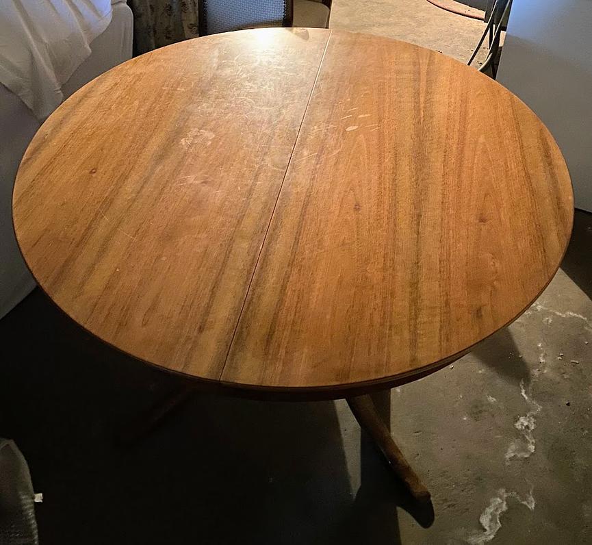 Bild 1 Zu verschenken 4 Stühle mit Holztisch Durchmesser 120cm 