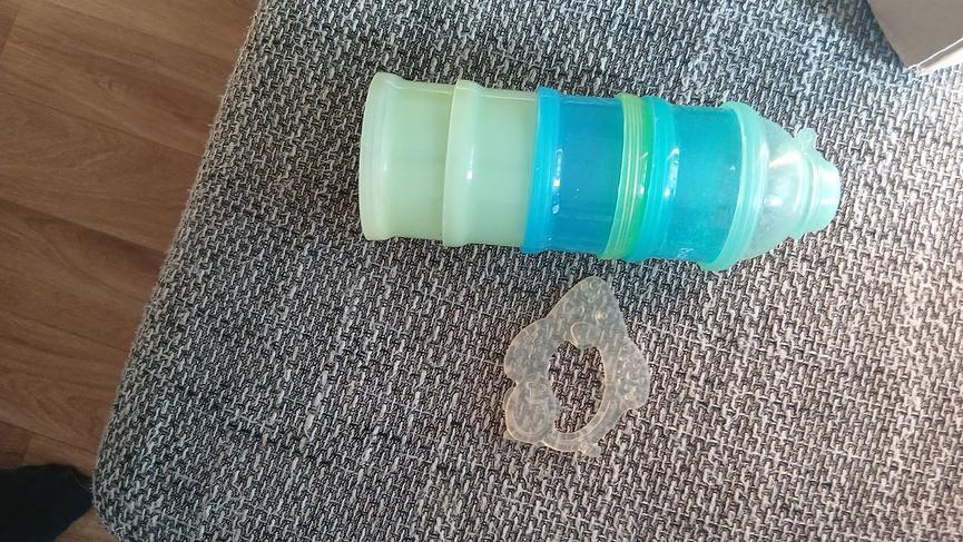 Bild 36 Kinder Klamotten unter ein 1zu verkaufen und ein großen Karton mit Kinder Spielz