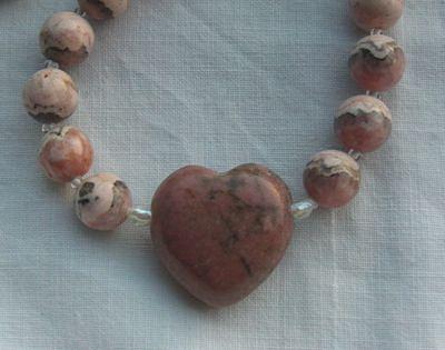 Bild 4 Rhodochrositkette mit eingefassten Rhodochrositherz