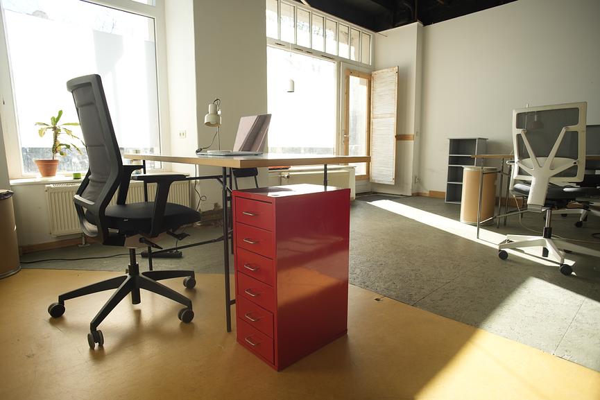 Bild 2 Arbeitsplätze_Coworking_Schreibtisch_Atelier_BüroRaum_Studio_Büro