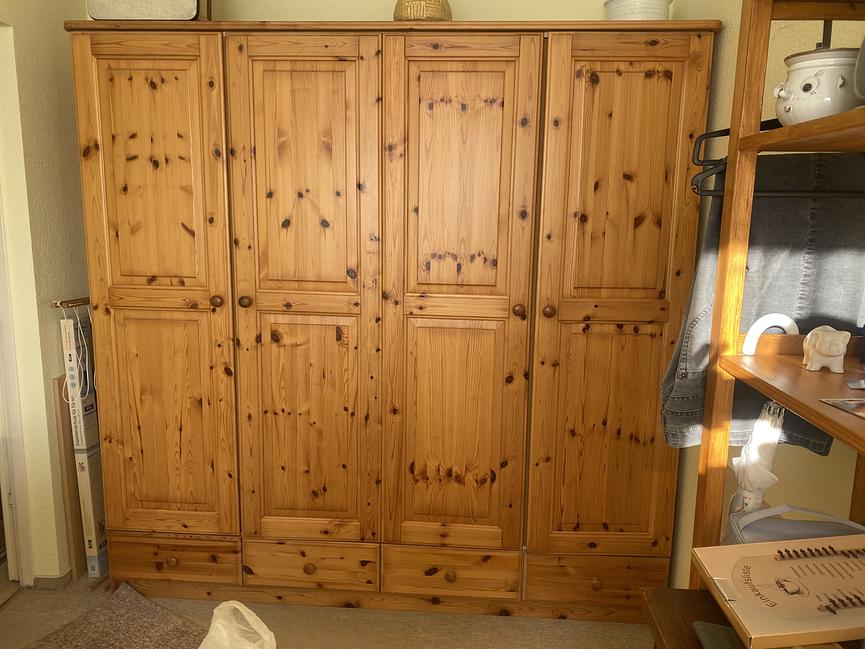 Bild 1 Kleiderschrank