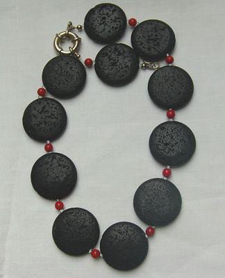 Bild 4 Lavakette mit roten Korallenperlen