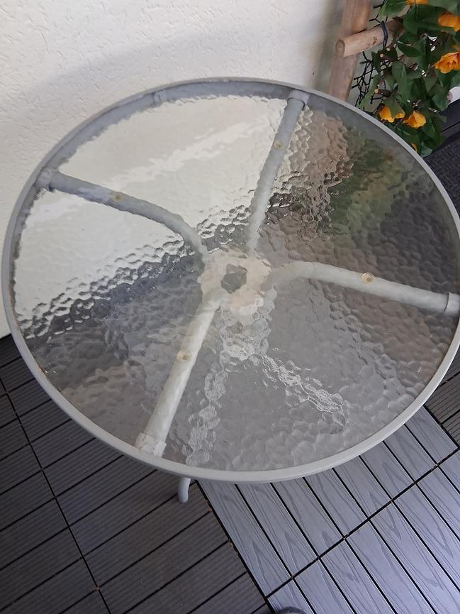 Bild 5 2 Gartenstühle und einTisch