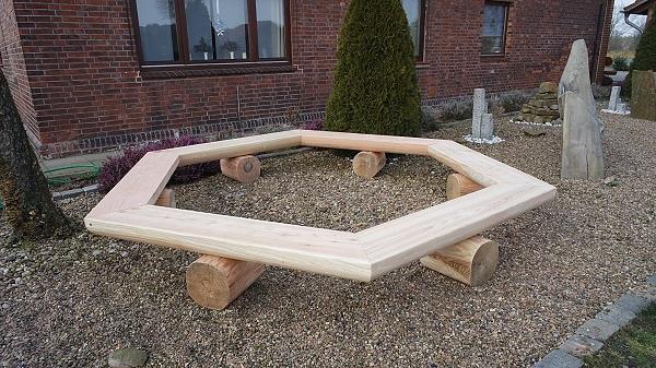 Bild 11 Baumbänke aus Lärchen- bzw. Douglasienholz.