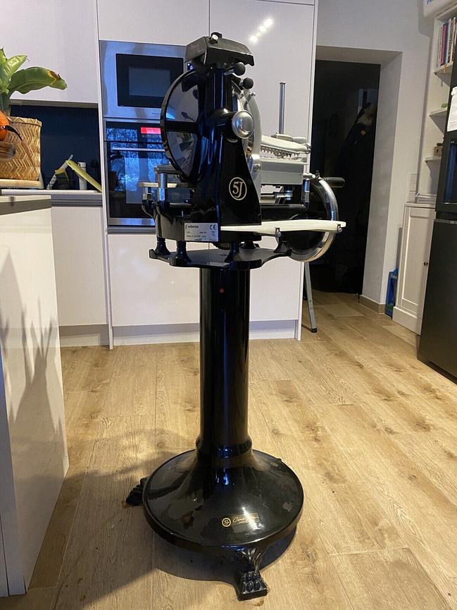 Bild 3 Schinkenschneidemaschine mit Schwungrad